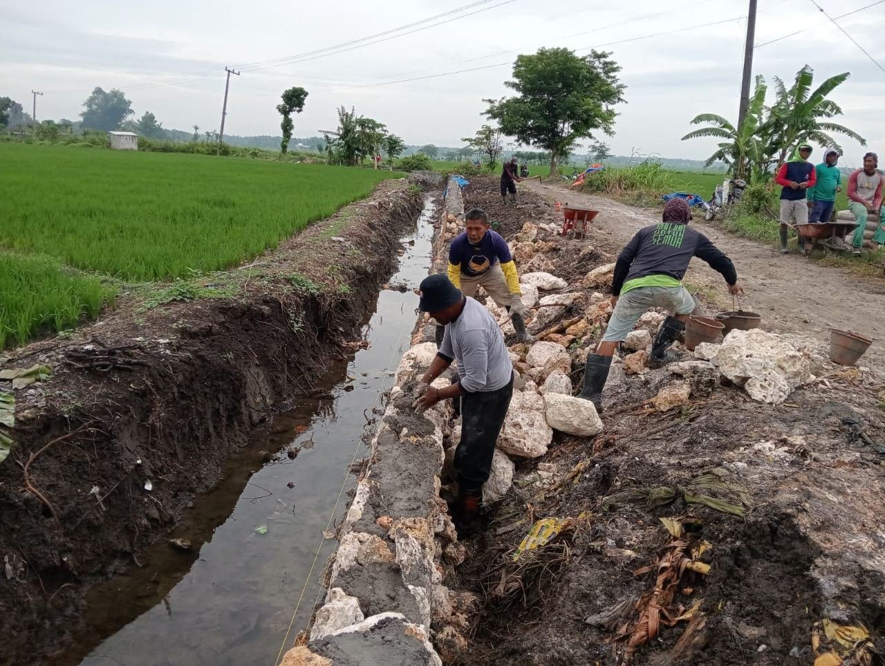 PEMBANGUNAN TPT JALAN POROS DESA SUMBERAGUNG
